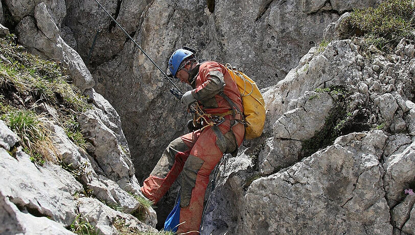 Ein Höhlenretter seilt sich am Sonntag in rund 1800 Metern Höhe am Eingang der Riesending-Schachthöhle am Untersberg ab. Ein Höhlenretter seilt sich am Sonntag in rund 1800 Metern Höhe am Eingang der Riesending-Schachthöhle am Untersberg ab.