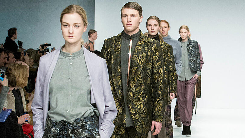 Designer Timm Süßbrich präsentierte seine Entwürfe auf der Berlin Fashion Week in Kooperation mit der Schuhmarke Tamaris Designer Timm Süßbrich präsentierte seine Entwürfe auf der Berlin Fashion Week in Kooperation mit der Schuhmarke Tamaris