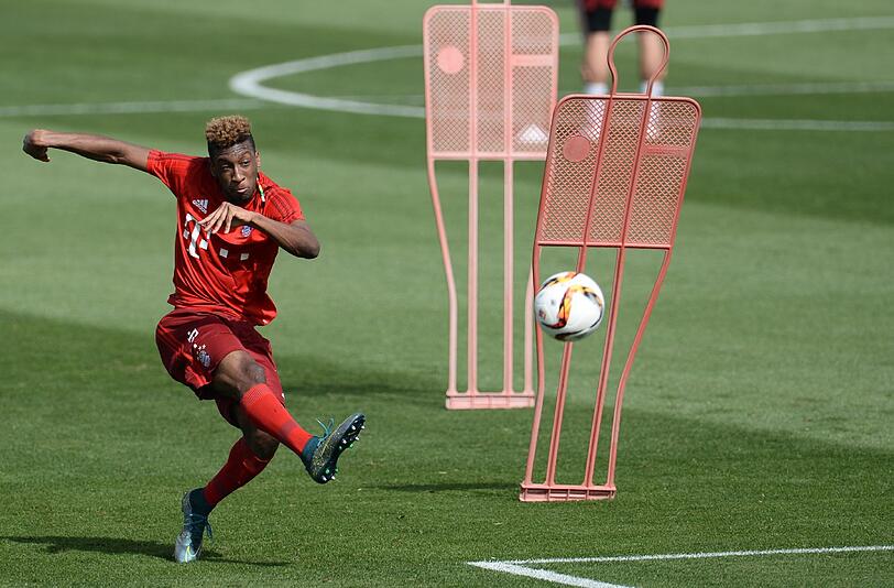 Zumindest Kingsley Coman kommt der Hauptaufgabe eines Trainingslagers nach und verbessert hier seine Freistoßtechnik.