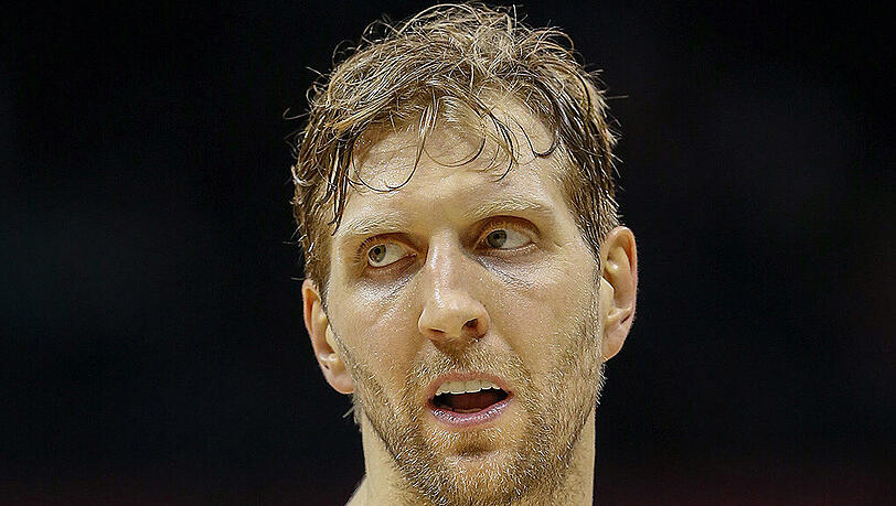 Dirk Nowitzki ist mit nun 29.008 Zählern Sechster in der ewigen Bestenliste der besten NBA-Korbjäger. Unerreichbarer Spitzenreiter ist Kareem Abdul-Jabbar mit 38.387 Zählern. Dirk Nowitzki ist mit nun 29.008 Zählern Sechster in der ewigen Bestenliste der besten NBA-Korbjäger. Unerreichbarer Spitzenreiter ist Kareem Abdul-Jabbar mit 38.387 Zählern.