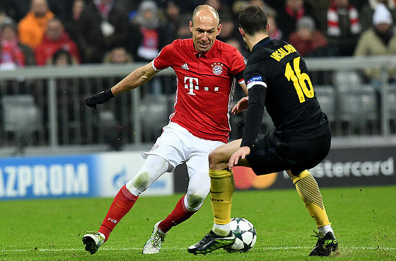 Arjen Robben vom FC Bayern (rechts) im Duell mit Sime Vrsaljko von Atlético Madrid.