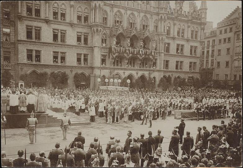 Fronleichnam 1895 am Marienplatz.