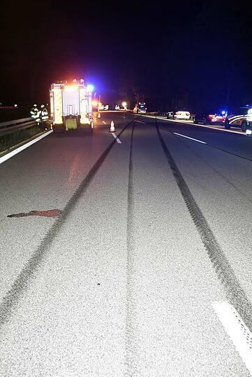 Bei einem schweren Unfall auf der A95 Richtung Garmisch in Höhe des Autobahnkreuzes Starnberg verunglückte ein Sportwagen. Ein Person kam dabei ums Leben, eine weitere wurde schwer verletzt.