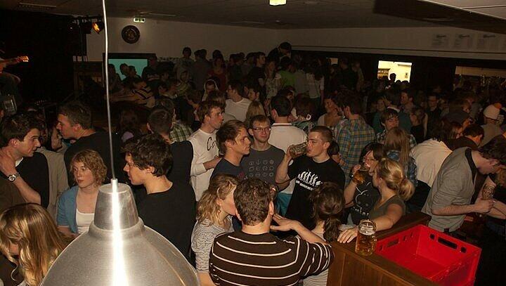 Die Bierstube ist seit Jahren ein beliebter Anlaufpunkt für Studenten aus dem Olympischen Dorf und aus ganz München. Die Bierstube ist seit Jahren ein beliebter Anlaufpunkt für Studenten aus dem Olympischen Dorf und aus ganz München.