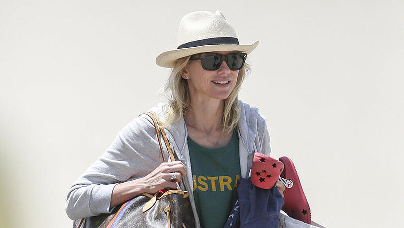 Wie man an ihren prall gefüllten Strandtaschen sieht, überlässt auch Schauspielerin Naomi Watts beim Badeurlaub nichts dem Zufall