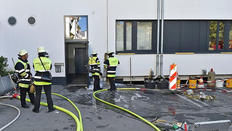 Die Feuerwehr konnte den Brand in der Riesenfeldstraße löschen. Die Feuerwehr konnte den Brand in der Riesenfeldstraße löschen.