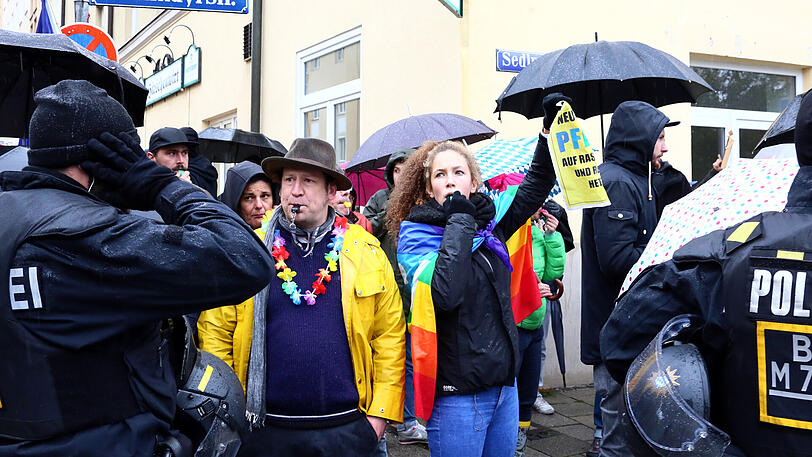 Die Bilder von der Pegida-Kundgebung in Neuhausen rund um den Rotkreuzplatz