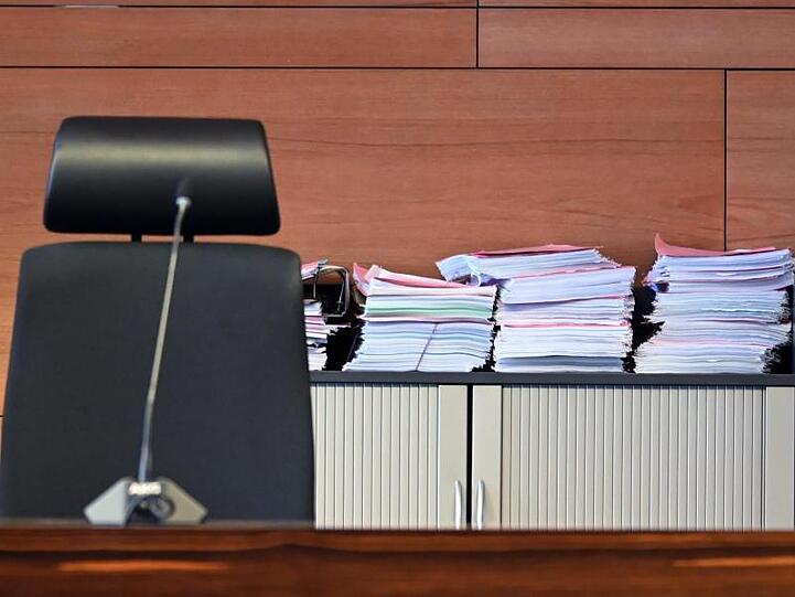 Akten zum Prozess um eine Gruppenvergewaltigung in Freiburg Mitte Oktober 2018 im Gerichtssaal.