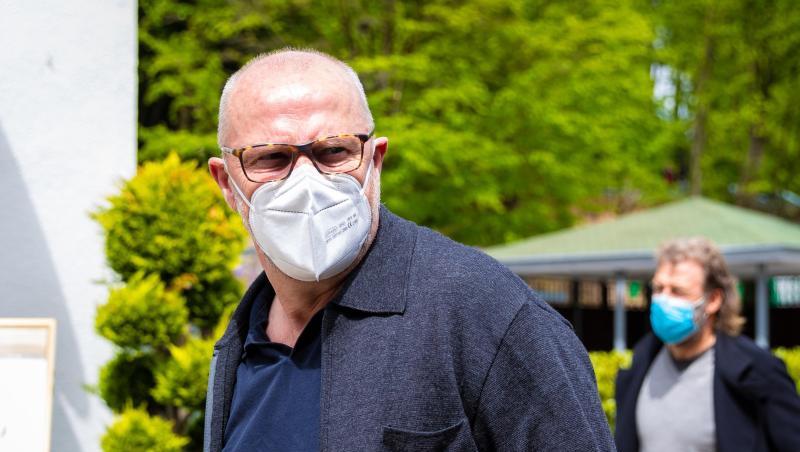 Thomas Schaaf (l) kommt gemeinsam mit Co-Trainer Wolfgang Rolff im Bremer Quarantäne-Trainingslager an.