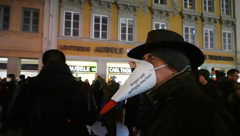 Dieser Mann ist recht leicht als Demonstrant zu erkennen. Dieser Mann ist recht leicht als Demonstrant zu erkennen.