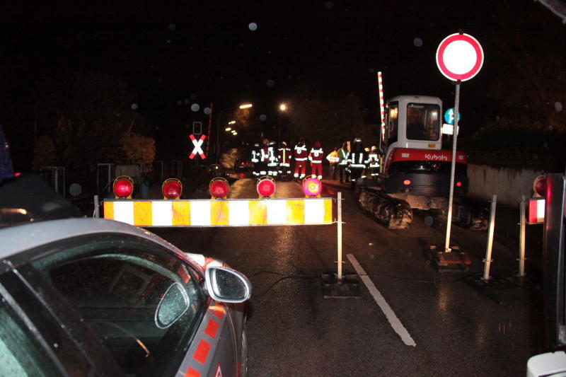 In Landkreis Altötting ist in der Nacht zum Donnerstag ein Unbekannter mit seinem Rad auf einem Bahnübergang vom Zug erfasst worden - die Person starb. Bilder vom Geschehen.