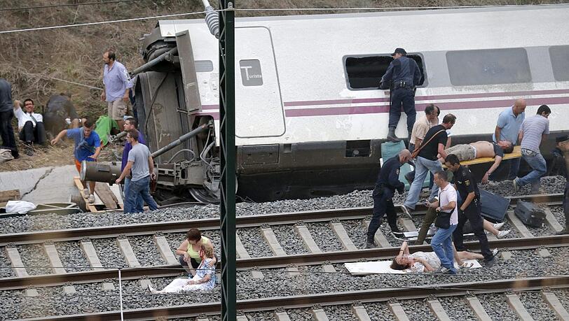 Es befanden sich etwa 220 Passagiere und Bahnmitarbeiter an Bord des Zugs aus der Hauptstadt Madrid in die Stadt El Ferrol an der Atlantikküste, als dieser entgleiste.