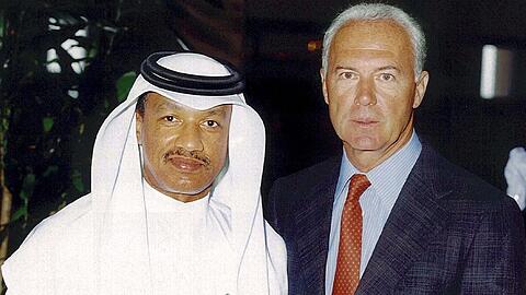 Franz Beckenbauer, damals Chef der DFB-Bewerbungskommission für die Fußball-WM 2006, (r), und Mohammed bin Hammam, Mitglied Katars im FIFA-Exekutivkomitee, posieren am 25.07.2000 in Doha (Katar) für die Kameras.