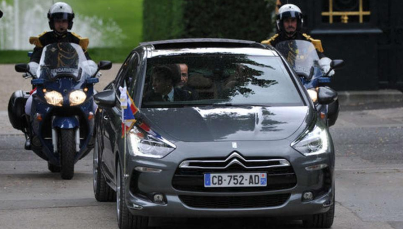 Umweltbewusst: Frankreichs Staatschef fährt in einem Citroën Hybrid.
