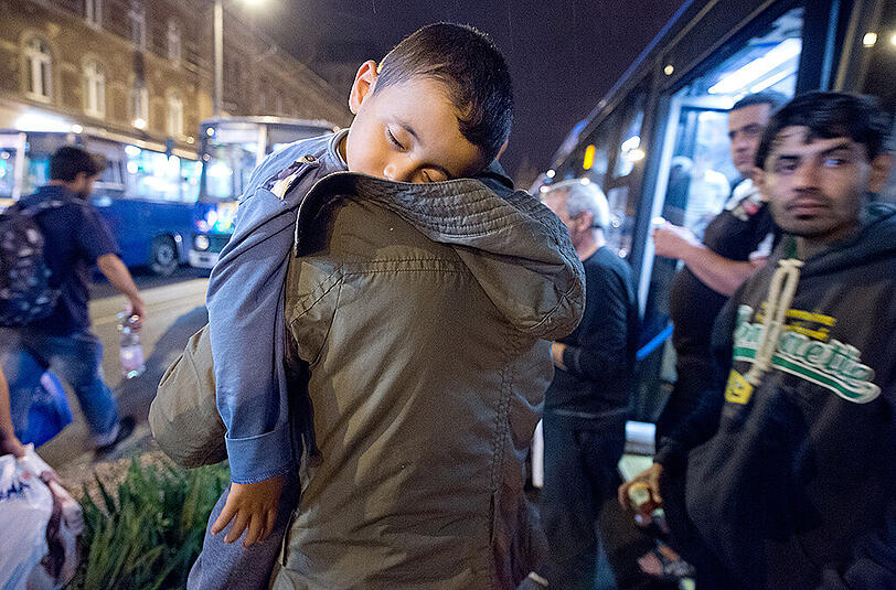 Tausende Flüchtlinge warten in den frühen Morgenstunden in Bussen vor dem Ostbahnhof in Budapest  auf ihren Weitertransport nach Österreich.