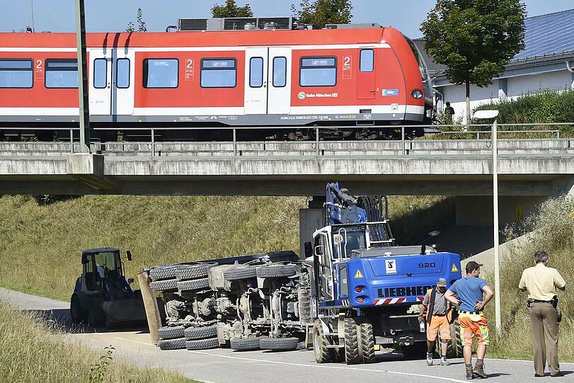 Der Kieslaster blieb an der Brücke hängen. Der Fahrer hatte vergessen, die Laderampe wieder einzufahren.