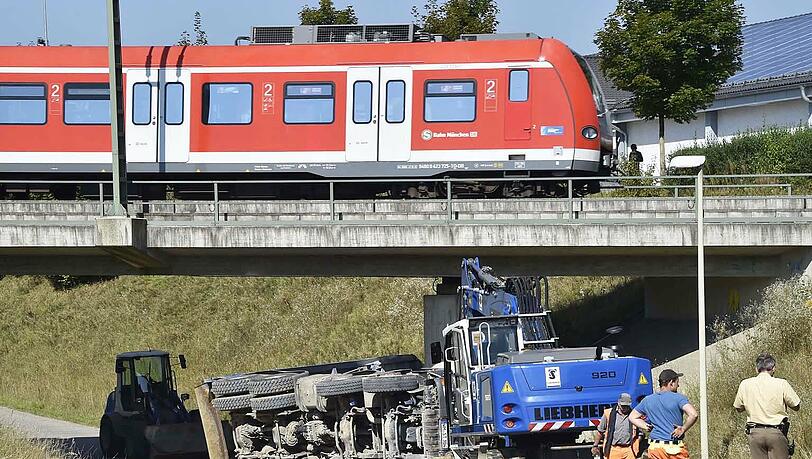 Der Kieslaster blieb an der Brücke hängen. Der Fahrer hatte vergessen, die Laderampe wieder einzufahren. Der Kieslaster blieb an der Brücke hängen. Der Fahrer hatte vergessen, die Laderampe wieder einzufahren.