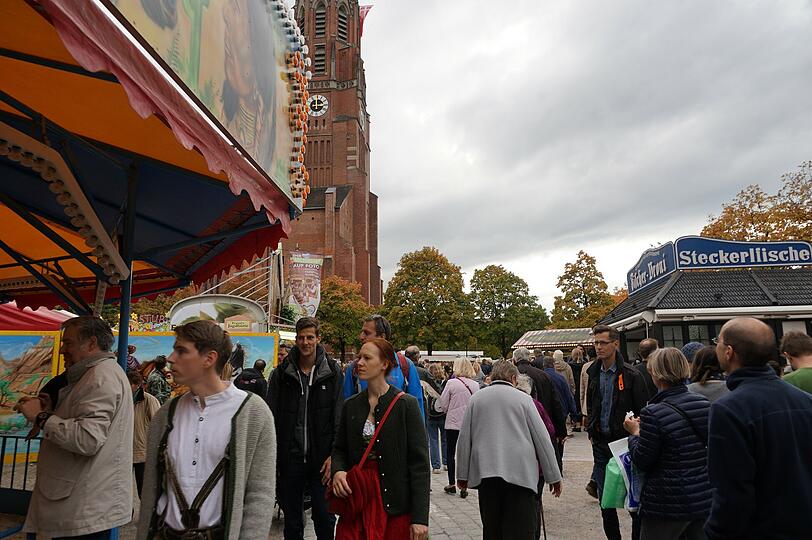 Seit Samstag gibts auf der "Auer Dult" neben Kinderkarussels auch wieder jede Menge Trödel, Raritäten und Antiquitäten.