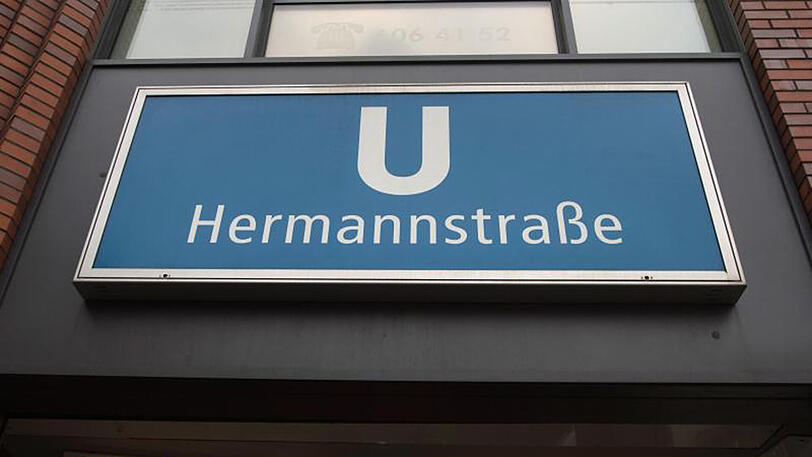 Der Mann soll Ende Oktober 2016 unvermittelt eine Passantin eine Treppe im U-Bahnhof Hermannstraße hinuntergetreten haben.