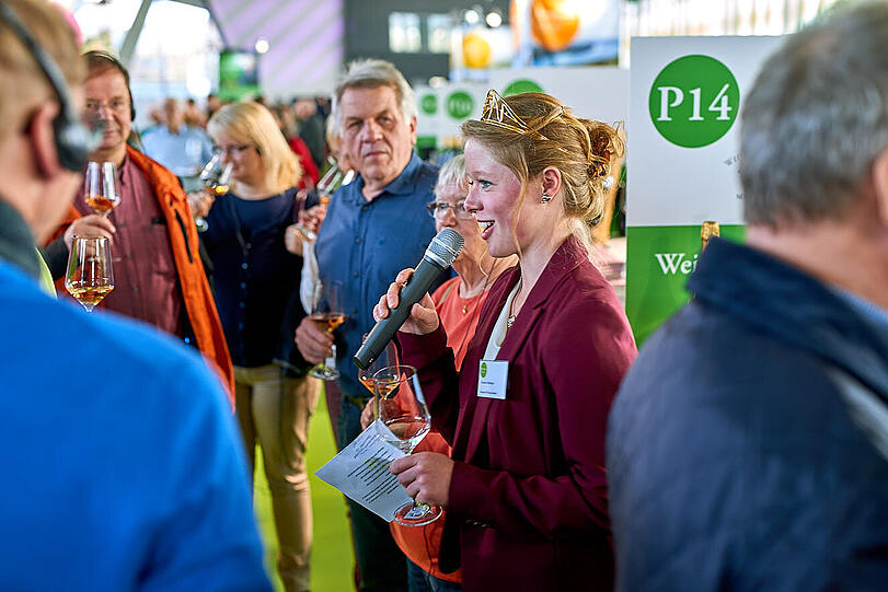 Bis zu 15 Besucher können bei geführten WineWalks ausgerüstet mit Headsets die Messe gemeinsam mit den Deutschen Weinprinzessinnen Charlotte Freiberger und Laura Lahm erkunden und Weine verkosten.