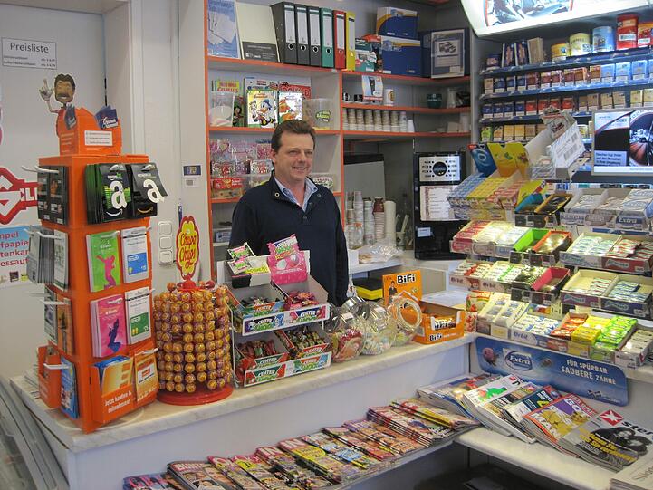 Wolfgang Stock in seinem Lottoladen in der Blutenburgstraße 17. Dort gibt's zum Beispiel Zeitungen, Zeitschriften, Schreib- und Tabakwaren - und den Paketshop.