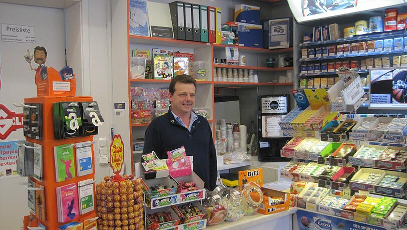 Wolfgang Stock in seinem Lottoladen in der Blutenburgstraße 17. Dort gibt's zum Beispiel Zeitungen, Zeitschriften, Schreib- und Tabakwaren - und den Paketshop. Wolfgang Stock in seinem Lottoladen in der Blutenburgstraße 17. Dort gibt's zum Beispiel Zeitungen, Zeitschriften, Schreib- und Tabakwaren - und den Paketshop.