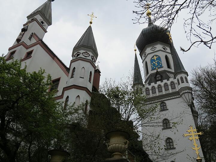 Spaziergang in Harlaching und Umgebung: Dabei u.a. die russisch- orthodoxe Kirche in der Obergiesing. Der umgedrehte Baumstamm beim Spielplatz am Paula-Herzog-Weg; die Wege die mit gelben Blütenstaub bedeckt sind. Die Wege unterhalb des Trainingsgeländes vom TSV 1860 und noch ein paar andere Impressionen.
