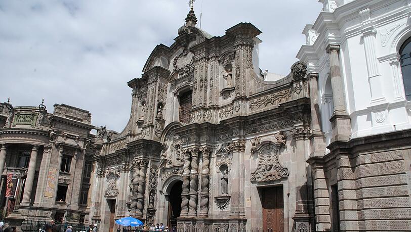 Unendlich viele Kirchen prägen die Altstadt von Quito. Eine der scönsten und berühmtesten von ihnen ist die barocke La Compania. Unendlich viele Kirchen prägen die Altstadt von Quito. Eine der scönsten und berühmtesten von ihnen ist die barocke La Compania.
