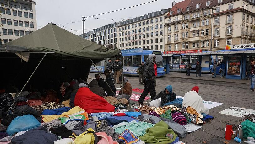 Hungerstreik am Sendlinger-Tor-Platz – offiziell bis 14. November. Hungerstreik am Sendlinger-Tor-Platz – offiziell bis 14. November.