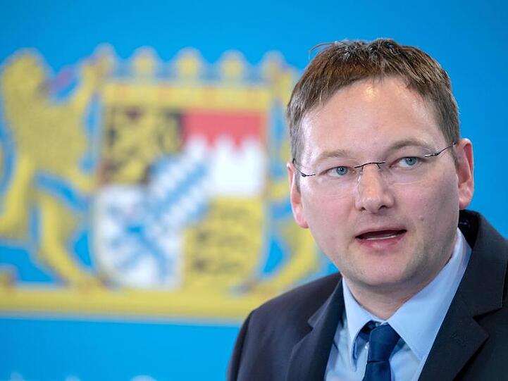 Bauminister Hans Reichhart (CSU) während einer Pressekonferenz. Foto: Peter Kneffel/Archivbild