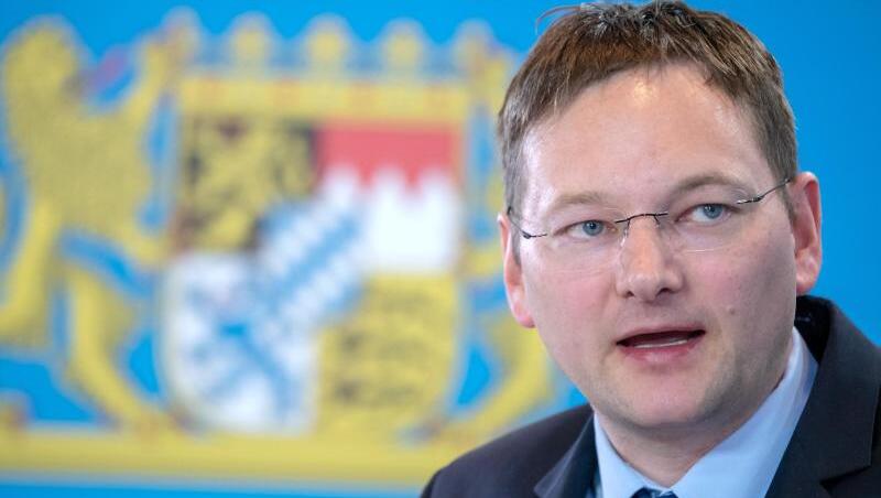 Bauminister Hans Reichhart (CSU) während einer Pressekonferenz. Foto: Peter Kneffel/Archivbild Bauminister Hans Reichhart (CSU) während einer Pressekonferenz. Foto: Peter Kneffel/Archivbild