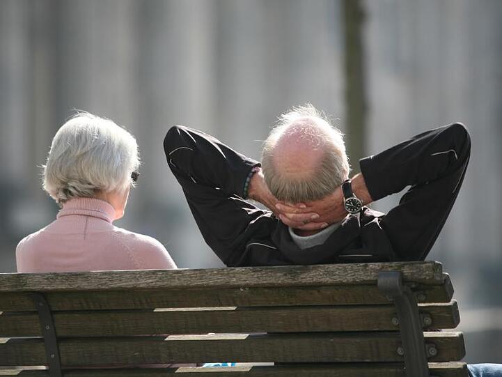 2016 hatten 65-Jährige mit hohen Renten durchschnittlich noch etwas mehr als 20 Lebensjahre vor sich, Senioren mit niedrigen Bezügen dagegen nur knapp 16.