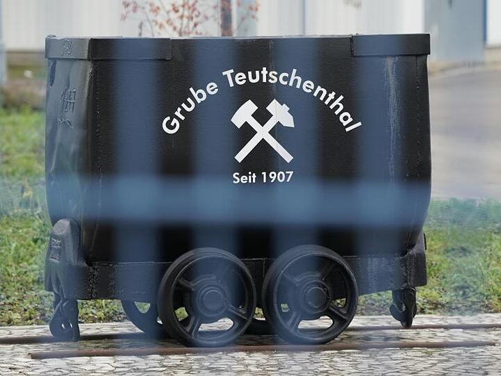 Eine alte Lore steht auf dem Gelände der Grube Teutschenthal.