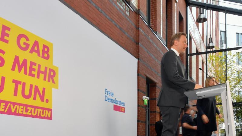 FDP-Chef Christian Lindner gibt zum Beschluss der Aufnahme von Koalitionsverhandlungen mit SPD und Grünen ein Statement ab. Die Gespräche könnten noch in dieser Woche starten.