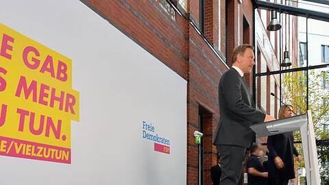 FDP-Chef Christian Lindner gibt zum Beschluss der Aufnahme von Koalitionsverhandlungen mit SPD und Grünen ein Statement ab. Die Gespräche könnten noch in dieser Woche starten.