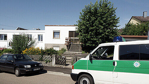 Das Haus von Helmut H. in Abensberg wird von der Polizei abgeschirmt. Das Haus von Helmut H. in Abensberg wird von der Polizei abgeschirmt.