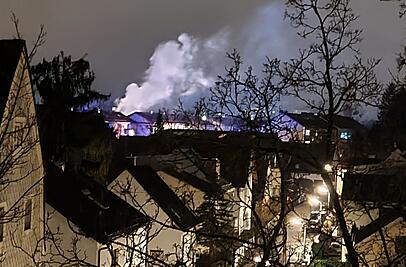 Der Feuerschein und die Rauchwolken sind über den Dächern von Laim im weiten Umkreis gut zu erkennen. Der Feuerschein und die Rauchwolken sind über den Dächern von Laim im weiten Umkreis gut zu erkennen.