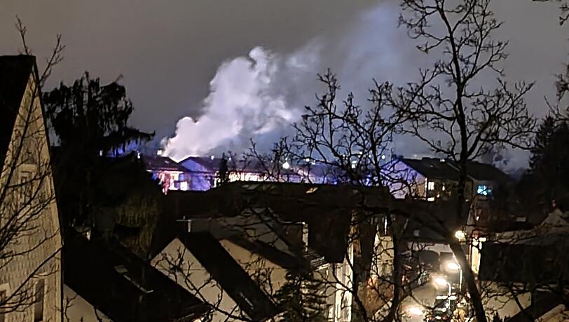 Der Feuerschein und die Rauchwolken sind über den Dächern von Laim im weiten Umkreis gut zu erkennen. Der Feuerschein und die Rauchwolken sind über den Dächern von Laim im weiten Umkreis gut zu erkennen.