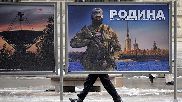 Ein Plakat mit dem Bild eines russischen Soldaten und der Aufschrift "Wir verteidigen das Vaterland" in St. Petersburg.