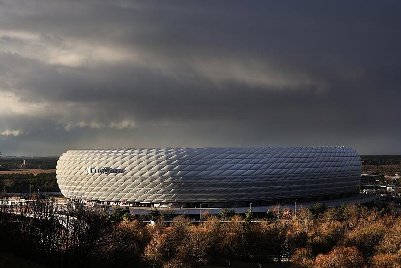 Die Allianz Arena vor bedrohlicher Kulisse.