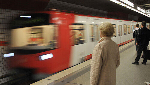 Bringt in Zukunft die Pendler aus dem Landkreis Fürth nach Nürnberg und wieder heim: die neue führerlose U-Bahnlinie 3. Bringt in Zukunft die Pendler aus dem Landkreis Fürth nach Nürnberg und wieder heim: die neue führerlose U-Bahnlinie 3.