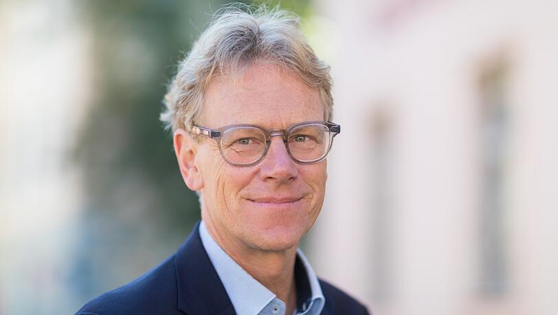 Frank Bösch ist Professor für Europäische Geschichte des 20. Jahrhunderts an der Universität Potsdam und Direktor des Leibniz-Zentrums für Zeithistorische Forschung.