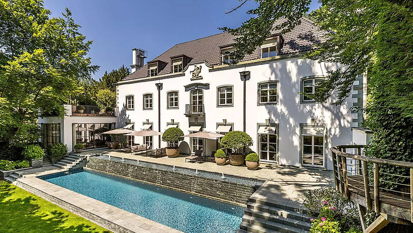 27,5 Millionen Euro Kaufpreis: Luxuriös saniertes Villenjuwel von 1928 am Herzogpark in Bogenhausen. 27,5 Millionen Euro Kaufpreis: Luxuriös saniertes Villenjuwel von 1928 am Herzogpark in Bogenhausen.