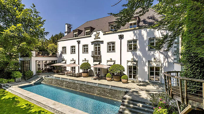 27,5 Millionen Euro Kaufpreis: Luxuri&ouml;s saniertes Villenjuwel von 1928 am Herzogpark in Bogenhausen.