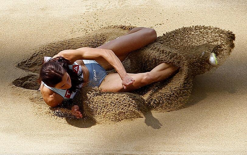 Bohrt sich seitlich in den Sand: Marija Estak aus Slowenien.
