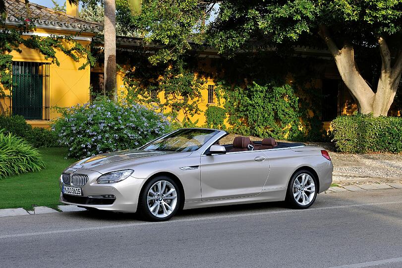 Eleganz und Dynamik, verteilt auf knapp 4,90 Meter: Das 6er Cabrio von BMW ist ein reinrassiges Luxus-Spaßgerät. Die hinteren Sitze sind nur für Kinder erträglich.