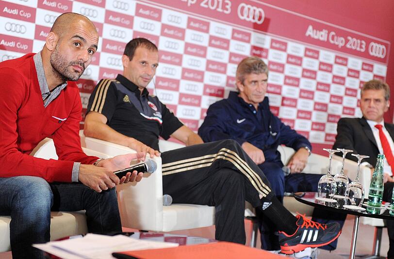 Die Trainer der vier Teilnehmer am Audi-Cup bei der Pressekonferenz: (v.l.) Pep Guardiola, Massimiliano Allegri (AC Mailand), Manuel Pellegrini (Manchester City), Paulo Autuori (FC Sao Paolo)