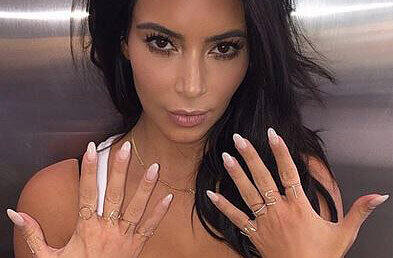 Kim Kardashian tauscht ihren Ehering gegen neun Buchstaben-Ringe aus, die den Namen ihrer Tochter buchstabieren.