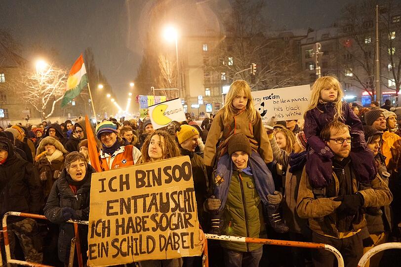 Am Goetheplatz kamen etwa 350 Bagida-Anhänger zur Kundgebung zusammen. Ihnen standen rund 650 Gegendemonstranten gegenüber.