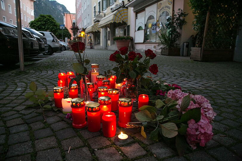 Stille Trauer und ein Zeichen gegen Gewalt: Die Bad Reichenhaller demonstrieren und zünden Kerzen an nach dem Mord in der WM-Nacht.